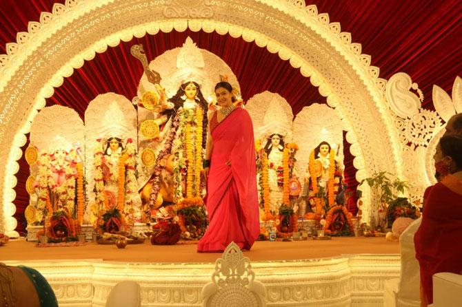 Kajol visited the North Bombay Durga Puja Samiti, Santacruz pandal for Durga Puja 2021. The actress looked beautiful in a pink sari and statement accessories.