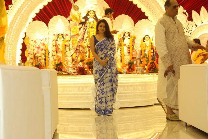 Actress Sumona Chakravarti was also spotted at North Bombay Durga Puja Samiti, Santacruz, Mumbai. 