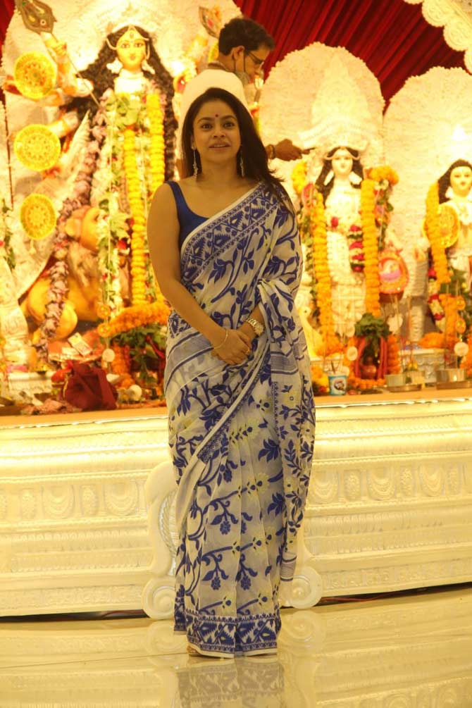 Sumona Chakravarti looked pretty in a blue and white printed sari and shoulder-grazing danglers. Sumona is a popular face on television and is part of 'The Kapil Sharma Show'.