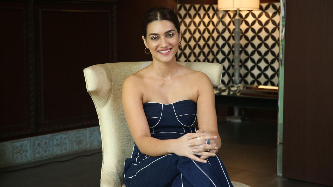Kriti Sanon spills the beans about co-stars, says, Prabhas is talkative and  she has a soft corner for Tiger