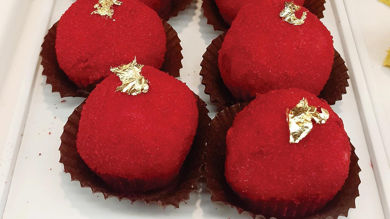 Red velvet cheese roll