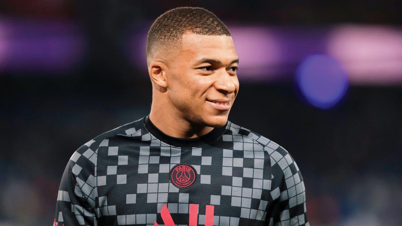 PSG scrape to win with late Mbappe penalty