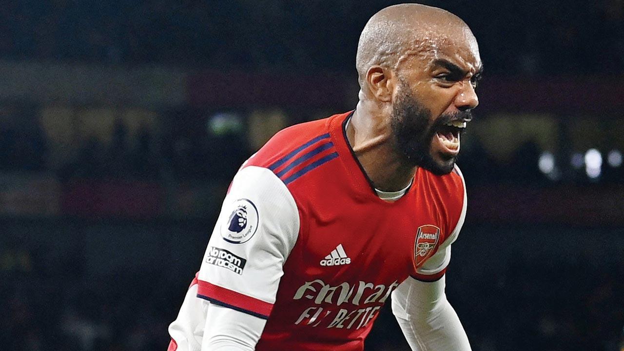 Lacazette’s last-minute goal helps Arsenal hold Palace 2-2