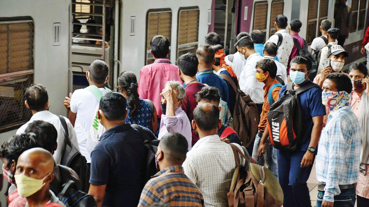 Only fully vaccinated travellers above age 18 and essential services staff are allowed to travel by local trains at the moment. File pic/Ashish Raje; Mugshots/Rajesh Gupta