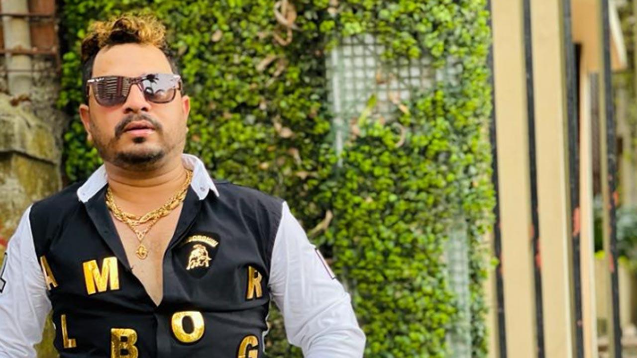  Munna Dubey made a separate identity in the world of Hindi and Bhojpuri music