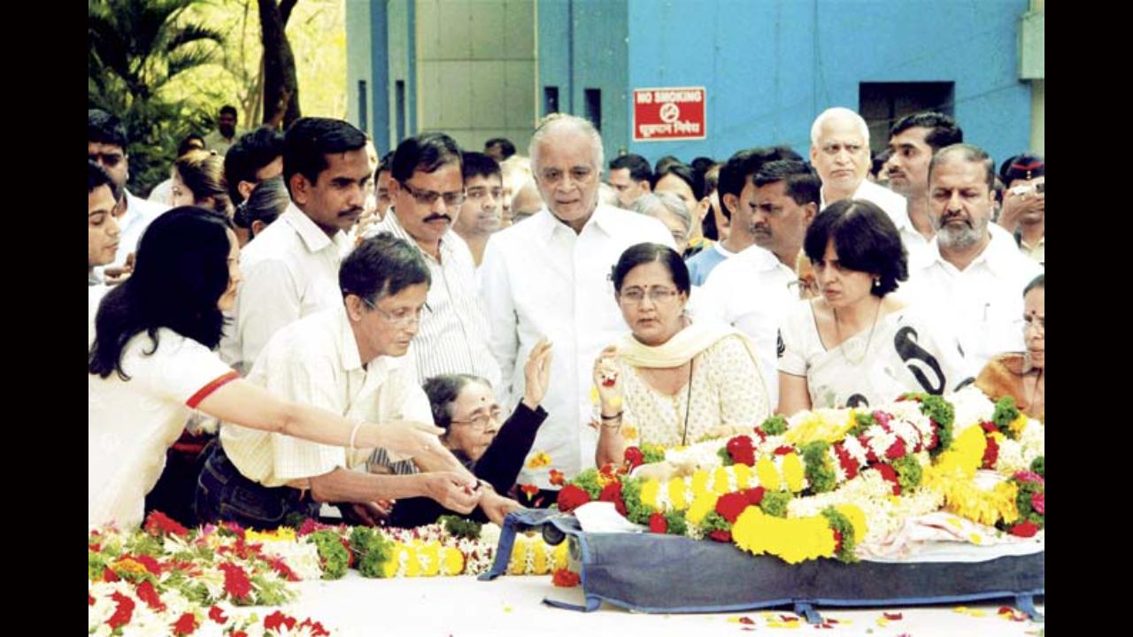 Laxman spent his last few years in Pune. Hospitalised for urinary tract infection and chest ailments at the Deenanath Mangeshkar Hospital, he breathed his last on January 26, 2015 at the age of 93. His body was kept at Symbiosis Institute’s Pune near the ‘Common Man’ statue and was cremated at the Vaikunth crematorium. He was given a state funeral by the Maharashtra government. Mid-day File Pic.