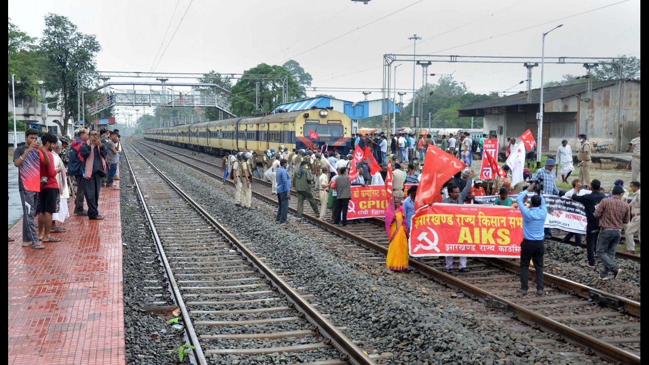 As many as 50 trains across 130 locations in Punjab, Haryana and Rajasthan were affected due to the farmers' ‘rail roko' agitation against the Lakhimpur Kheri violence, a railway official said. Pic/PTI