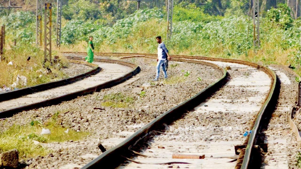 Mumbai: Lack of foot overbridge causing deaths at Kalwa-Mumbra stretch, say locals