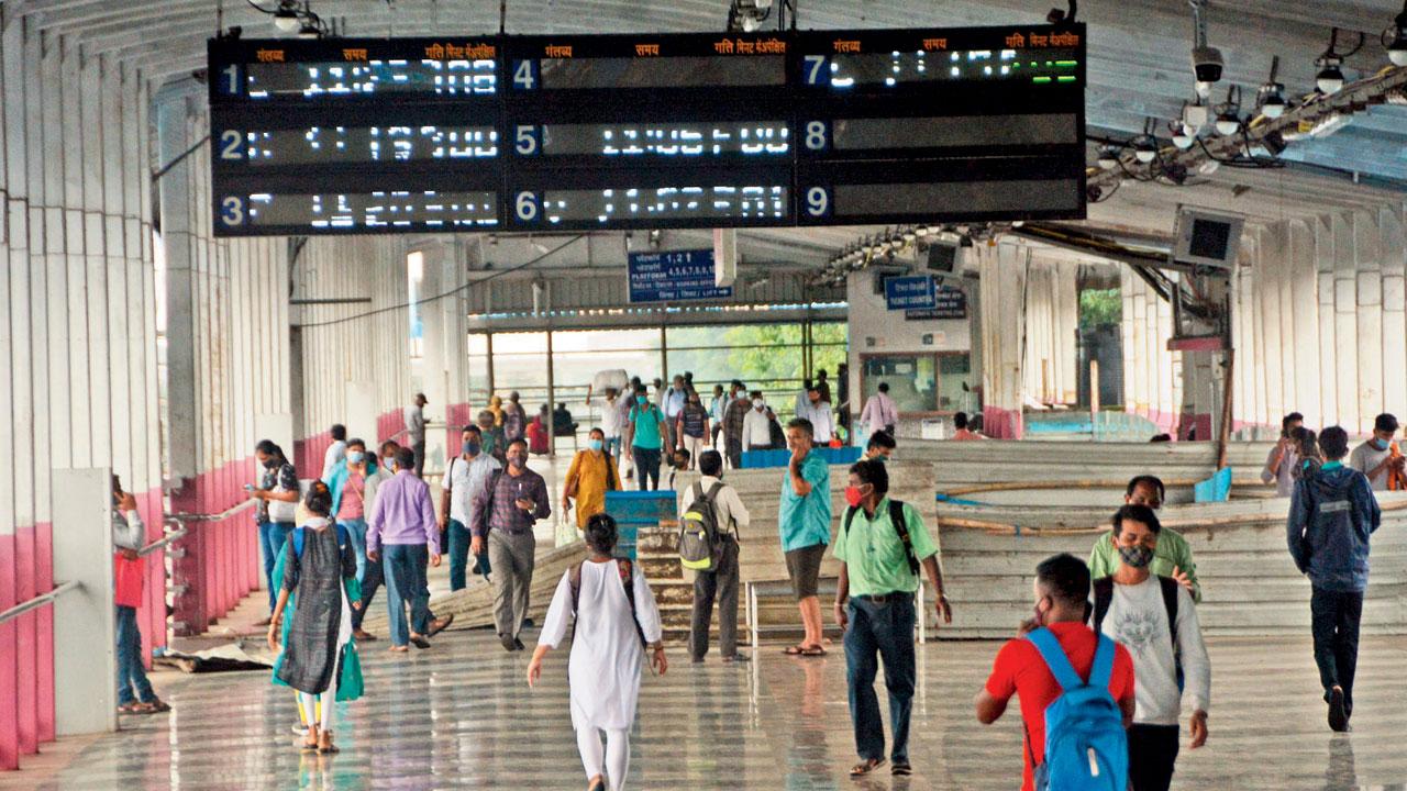 Commuters at Borivli railway station. Pic/Satej Shinde