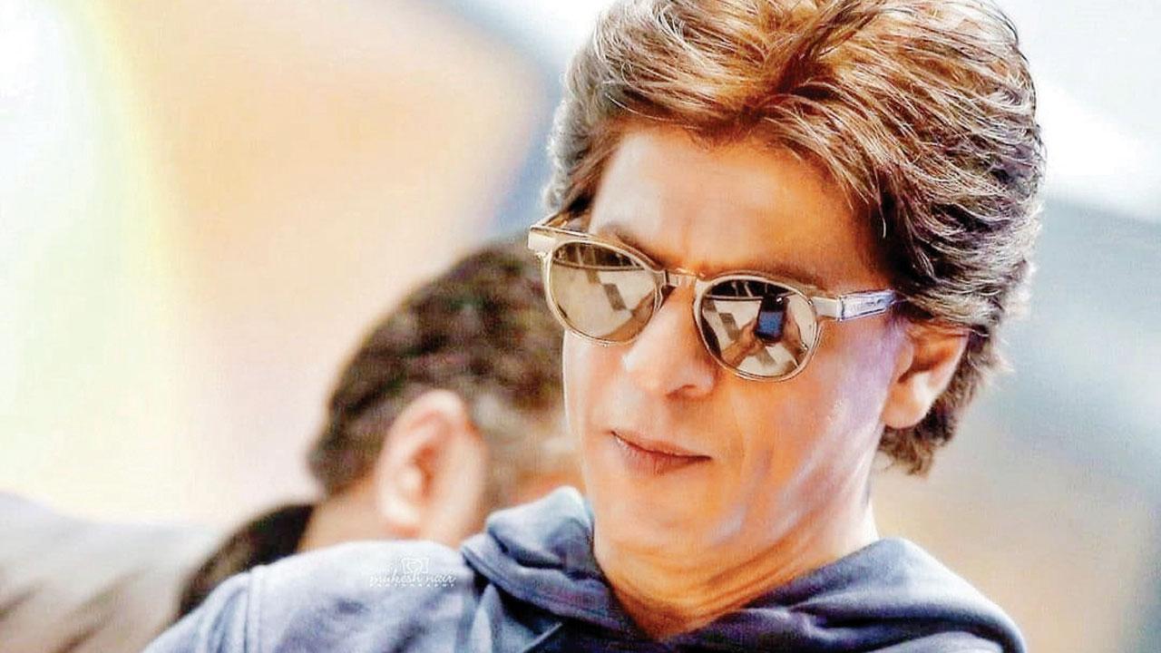 Have you heard? Fans show support to Shah Rukh Khan with posters, messages  outside Mannat