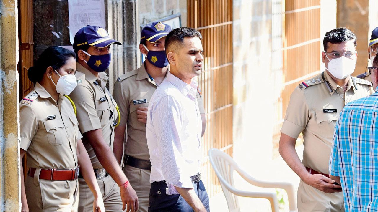 Sources said NCB’s Zonal Director Sameer Wankhede himself tries to convince arrested youth to stay off drugs. Pic/Shadab Khan