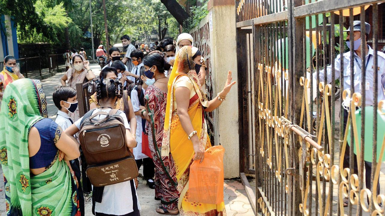 Parents see off their children at Shatabdi Sohala Sahakar School in Chembur. Pic/Sayyed Sameer Abedi