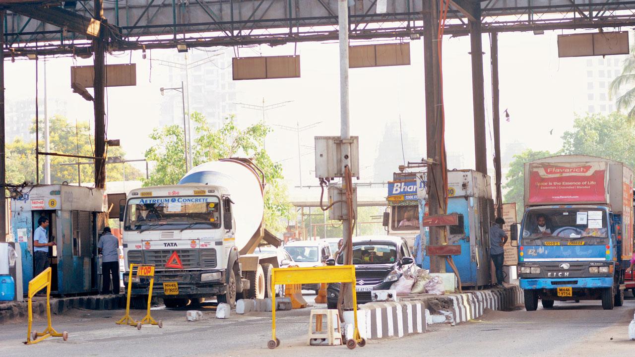 Motorists get stuck in traffic jams during morning and evening peak hours at the Dahisar toll plaza. Pics/Satej Shinde