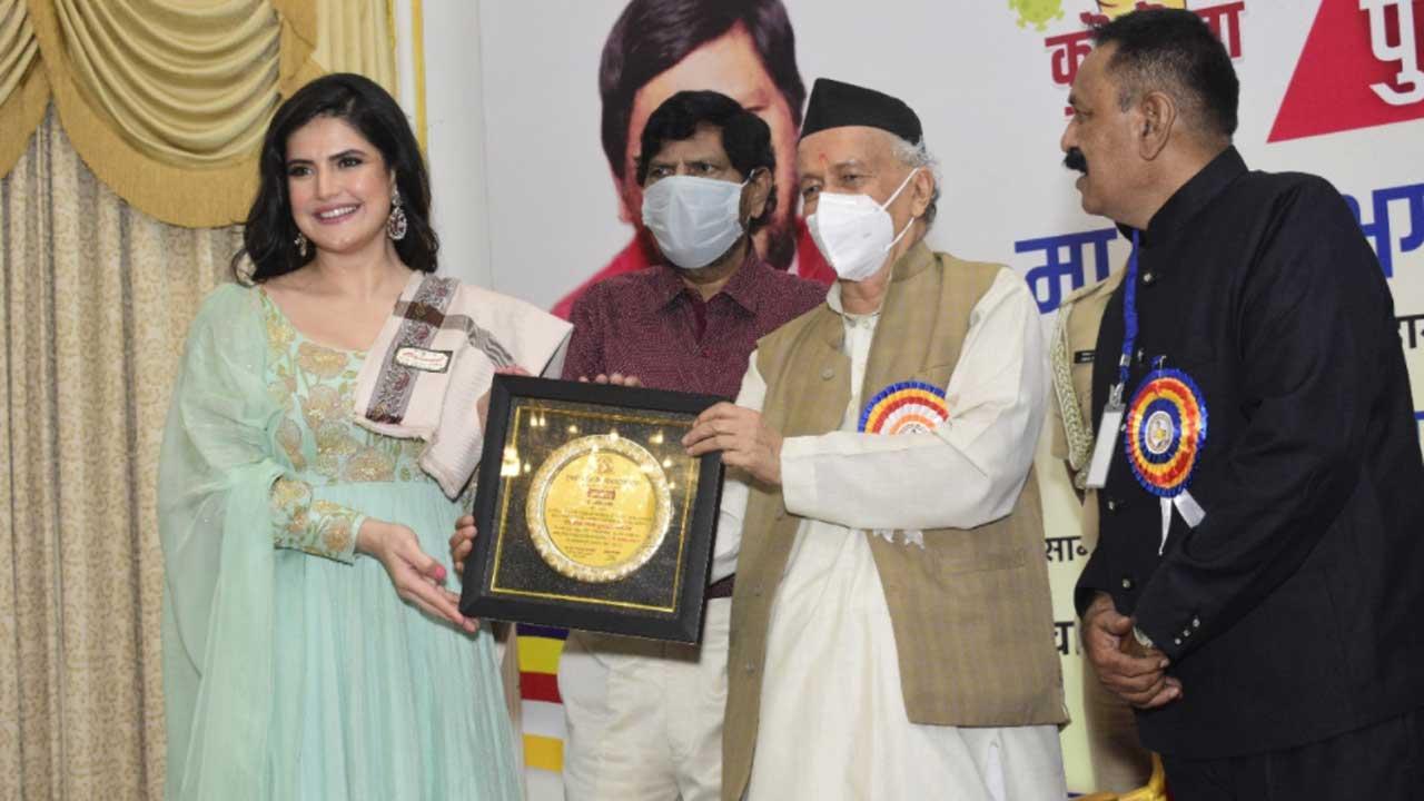 Maharashtra Governor honours actress Zareen Khan for her social welfare activities