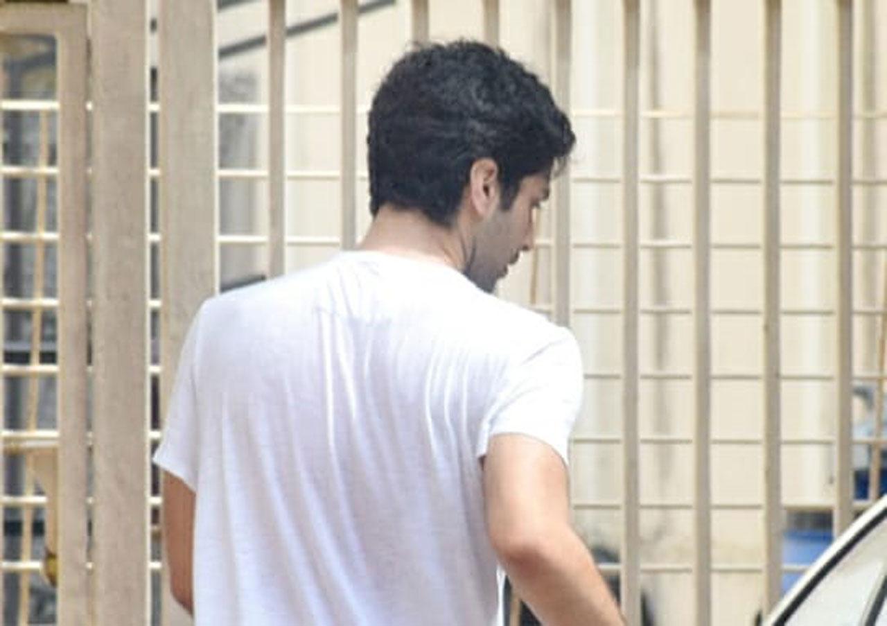 The photographers managed to capture a close-up of Agsatya Nanda giving a glimpse of his features from the side.
