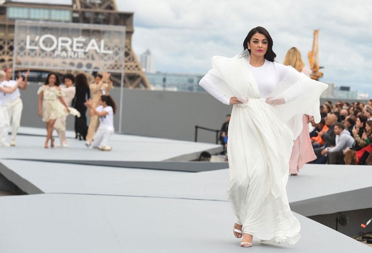The Paris Fashion Week 2021 has begun with all the magnificence, and Aishwarya Rai Bachchan was one of the celebrities walking the ramp this year. As expected, she stole the show with her magnetic aura and gorgeous outfit. 