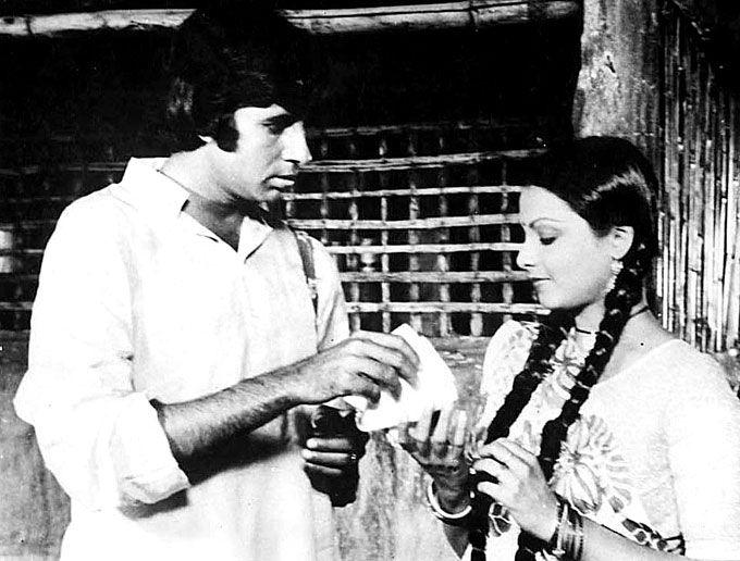 A still from Alaap starring the legendary pair of Big B and Rekha. The much-loved on-screen jodi worked in films such as Mr. Natwarlal, Do Anjaane, Namak Haraam, Ganga Ki Saugand, Alaap, Silsila and others.