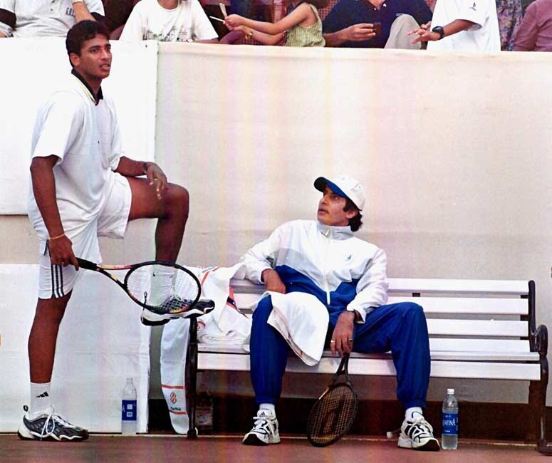 Tennis star Mahesh Bhupathi and Amitabh Bachchan during an exhibition match against Leander Paes and his celebrity partner Naseeruddin Shah.