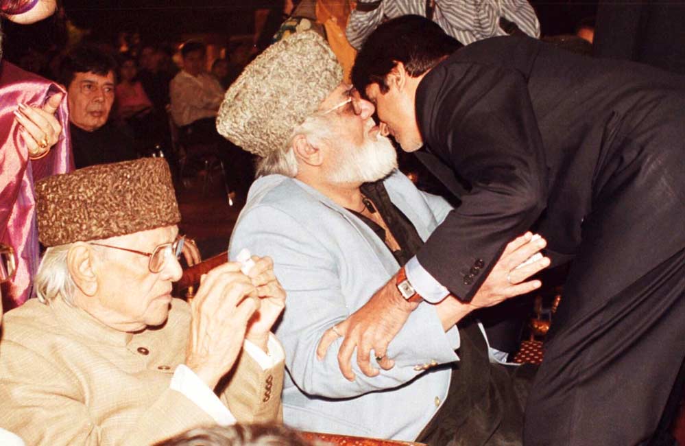 Amitabh Bachchan greets noted comedian Mehmood. Lyrist Majrooh Sultanpuri can be seen in the foreground.