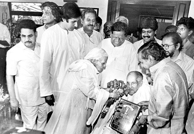 A rare photo of Amitabh Bachchan at his father Harivansh Rai Bachchan's felicitation ceremony. Harivansh Rai was a mighty follower of Atal Bihari Vajpayee's oratory skills.