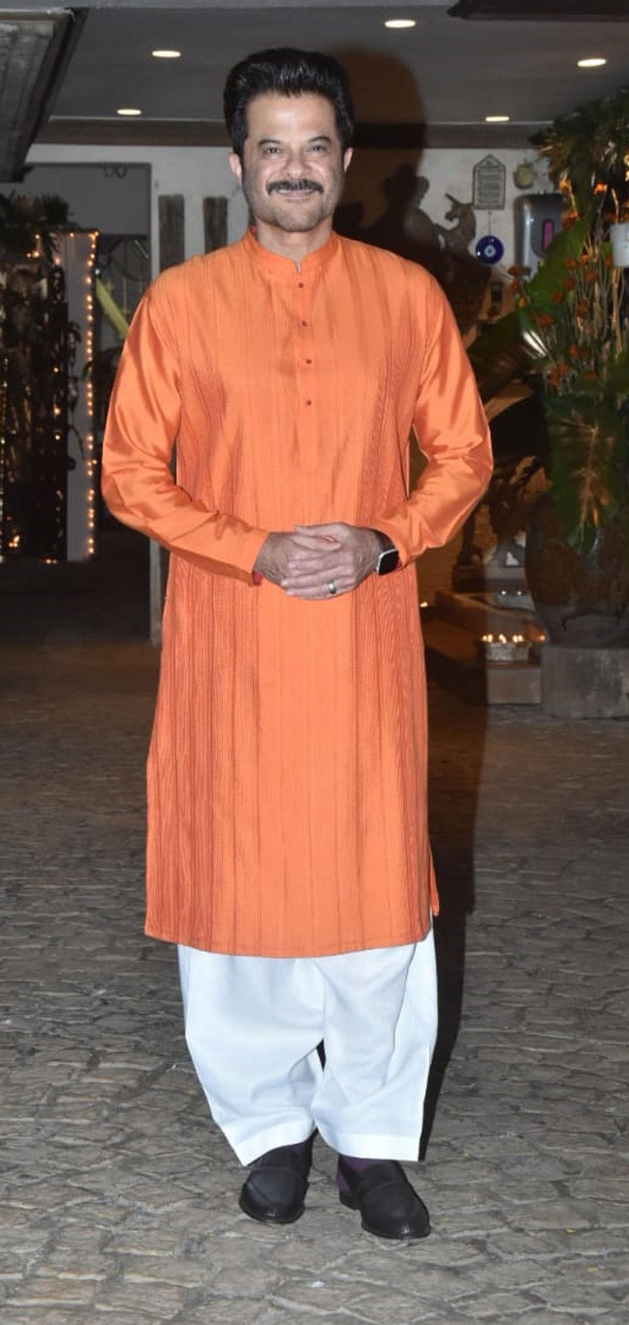 Host Anil Kapoor who welcomed the guests wearing a black pant with a full sleeved tee, quickly changed into a bright orange kurta before the festivities began. In true Anil Kapoor style, he happily posed for the shutterbugs looking as handsome as ever.
