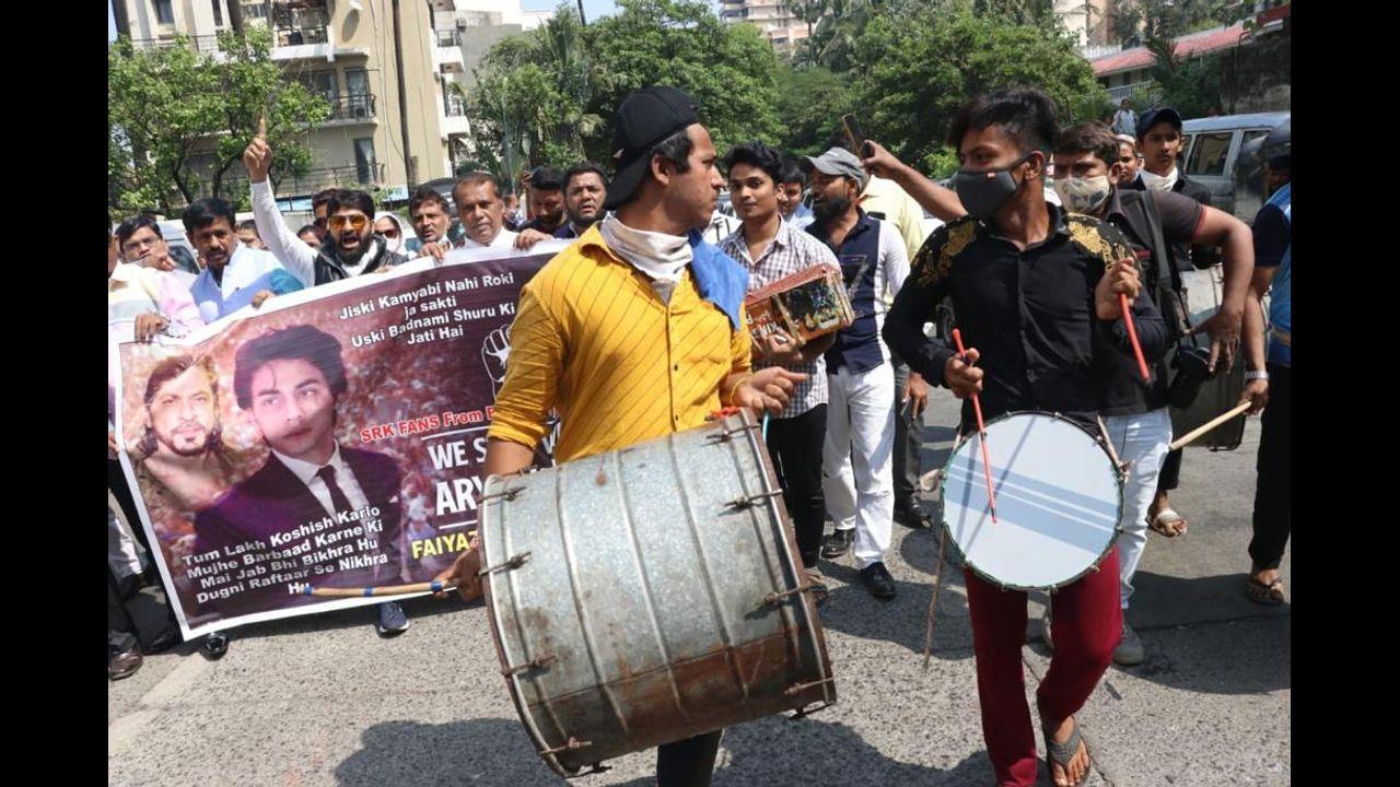 Fans celebrate Aryan Khan's release outside Mannat. Pic/Pallav Paliwal