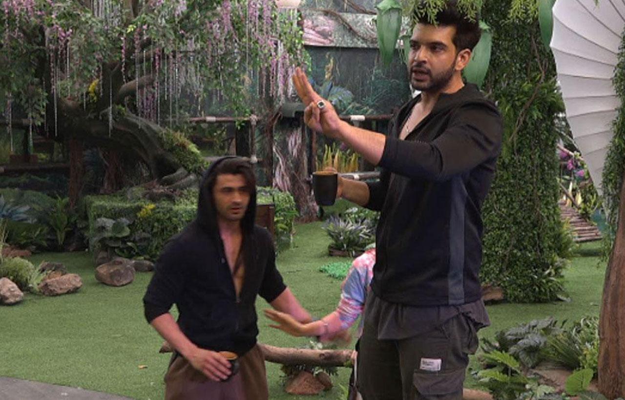 Day 4: The Junglewasis’ scheme to break the unity between the Gharwasis and pit them against each other seemed to have worked well. Pratik’s aggressive reaction to their plans was the melting point and the ‘darrar’ between the OTT contestants was imminent. Shamita furiously told Pratik off, ‘Har cheez mei teri manmani nahi ho sakti hai’ and handed over a piece of the map to the Junglewasis. Shots had been fired and this was the final nail in the coffin that ignited an argument between Nishant and Shamita. Nishant lost his cool and screamed at her saying, ‘What you did is galat Shamita, you had to ask’ and went on to tell Shamita to shut up.
The drama continued to intensify and unfolded as we saw a new side of Karan Kundrra – the mastermind of another attack plan of the ‘Junglewasis’ to close the ‘Gharwasis’ bathrooms and steal their ‘rashan’. Of course, this led to a verbal spat between Nishant and Karan, where Karan gave an open ‘chunauti’ to the ‘Gharwasis’ and said, “Tum teeno ko meri nasihat ye hai ke apna ghar sambhal lo, kyunki hum aane wale hai”. 