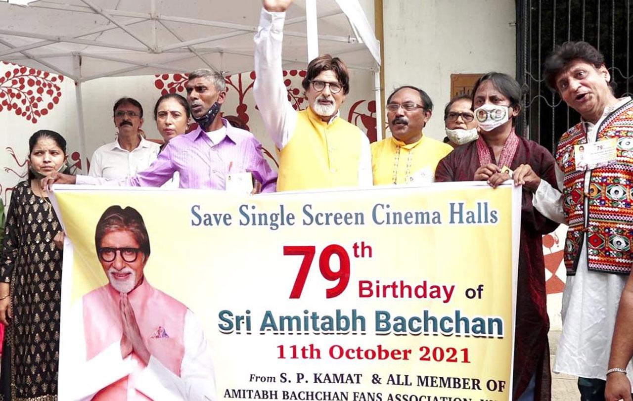 The cameras even captured a lookalike of Amitabh Bachchan along with several other people. They all showcased a poster that wished him on his 79th birthday and also urged people to save the single screen cinema halls. This message was from the Amitabh Bachchan Fans Association.