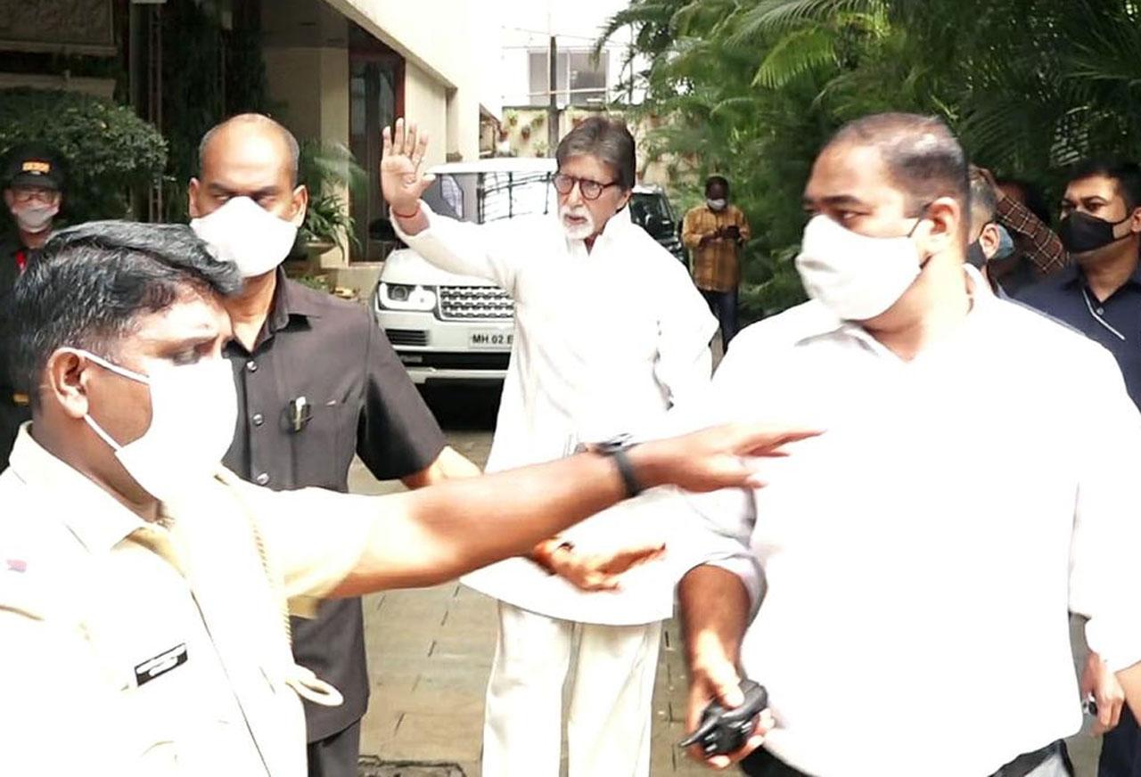 Megastar Amitabh Bachchan greeted his fans outside his residence Jalsa on his birthday today. The actor turned 79 and people from all over India came together to celebrate this special occasion. 