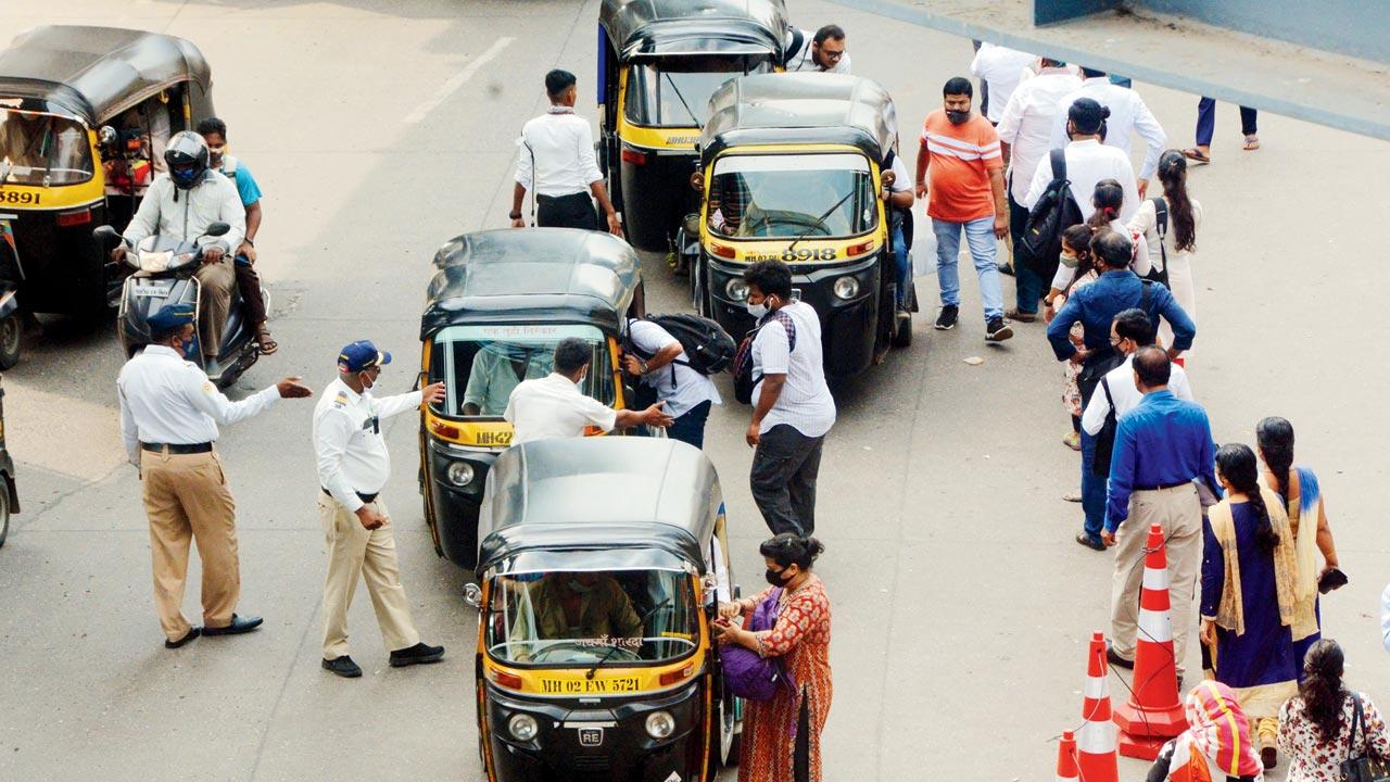 RTO officers at Andheri East help commuters find an auto to reach their destinations. Pic/Satej Shinde