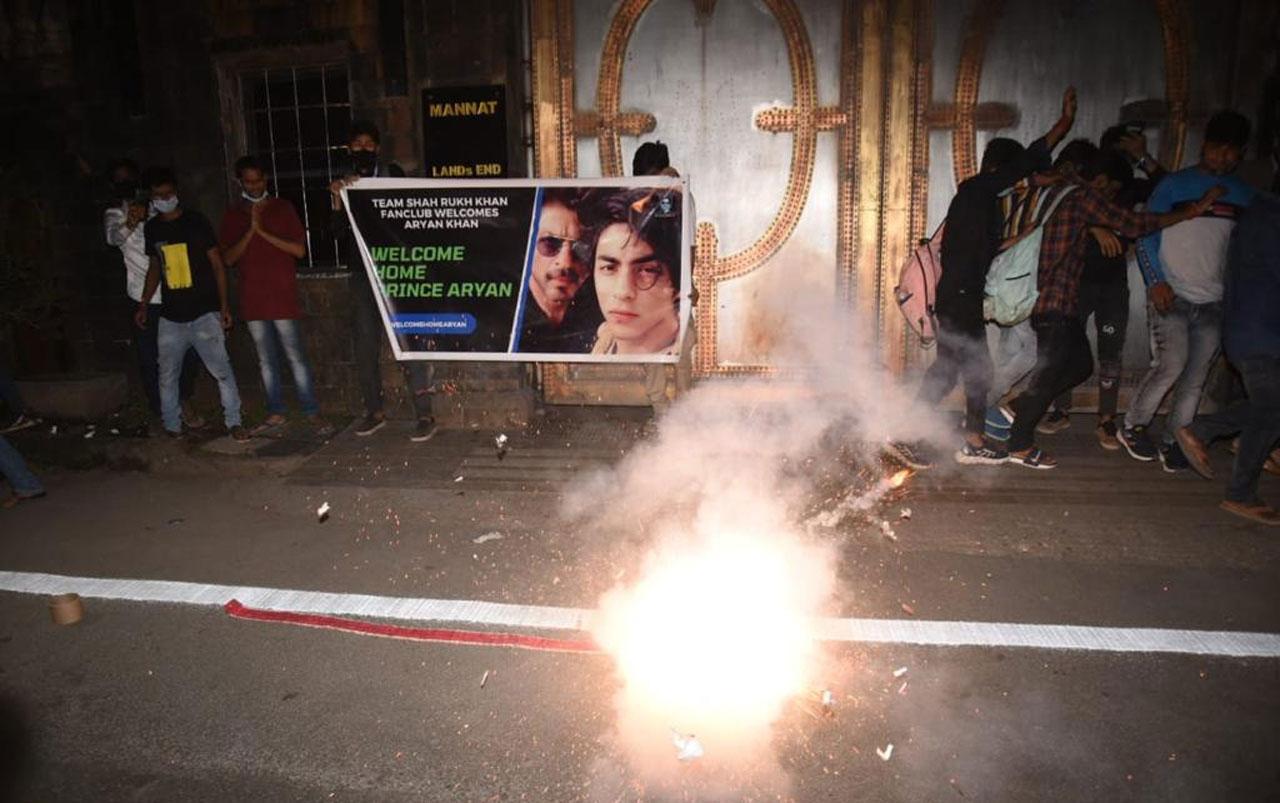 Fans were seen bursting crackers outside Mannat and some stood outside the building’s gate with a banner that read- Welcome Home Prince Khan.