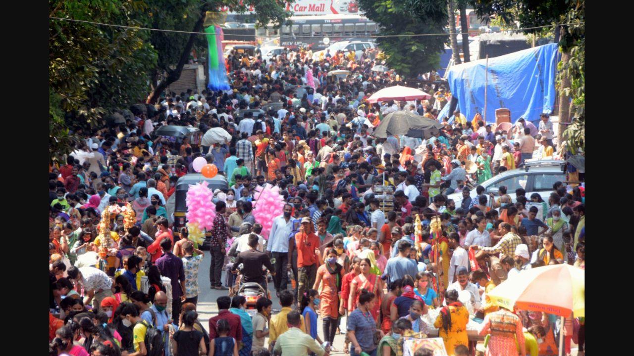 Ahead of Diwali, Mumbaikars were seen thronging markets in large numbers despite the rising number of Covid-19 cases. After the Ganeshotsav, in August, the city was reporting between 250 and 350 cases, which went up to 400-500 cases in September. On the other hand, West Bengal also witnessed an increase in Covid-19 cases after Durga Puja.