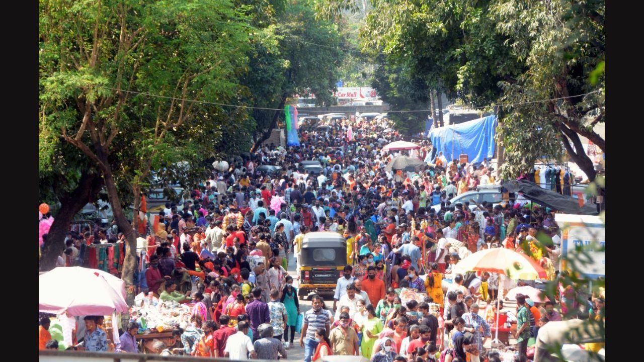 People gather in large numbers at weekly market in Kandivli, Mumbai