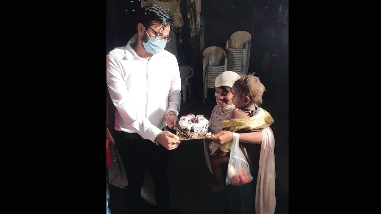 Raturi distributing cake