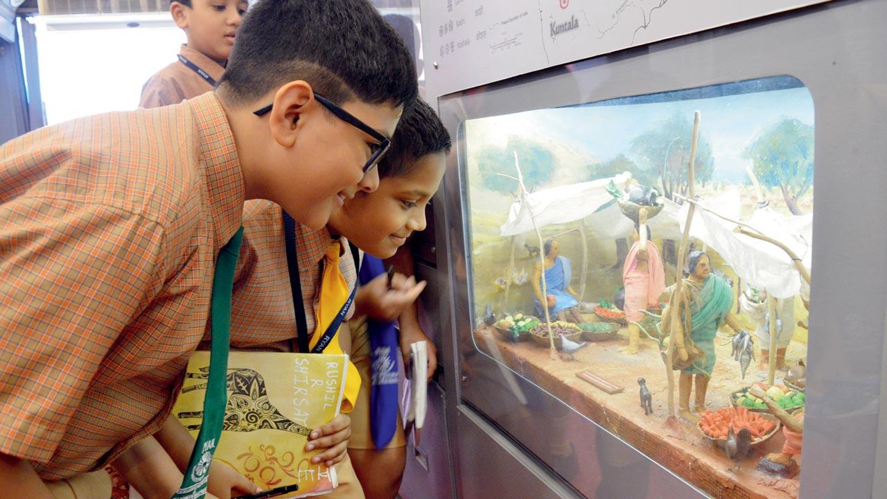 Museum on Wheels at different locations in pre-pandemic times
