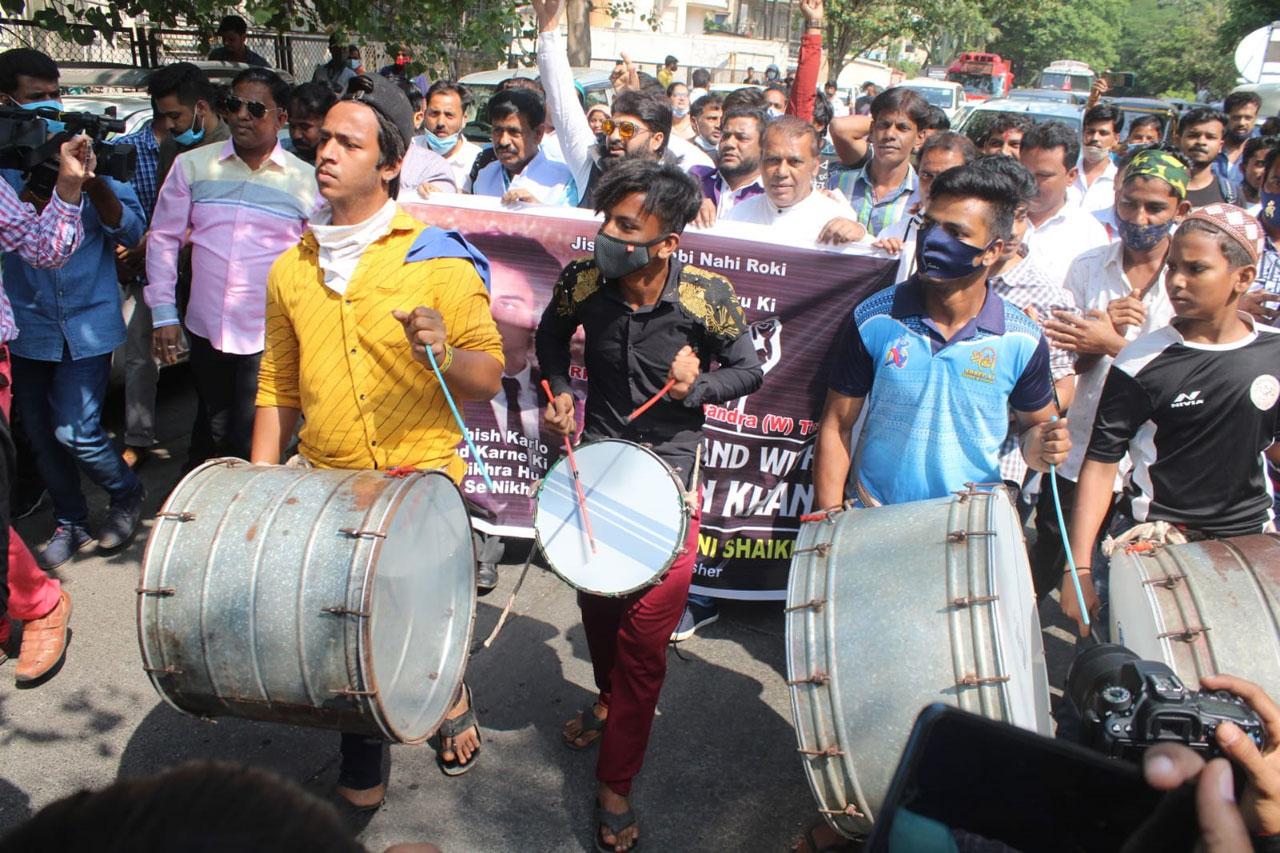 A group of Shah Rukh Khan's fans played the drums to celebrate the return of Aryan Khan to Mannat. 