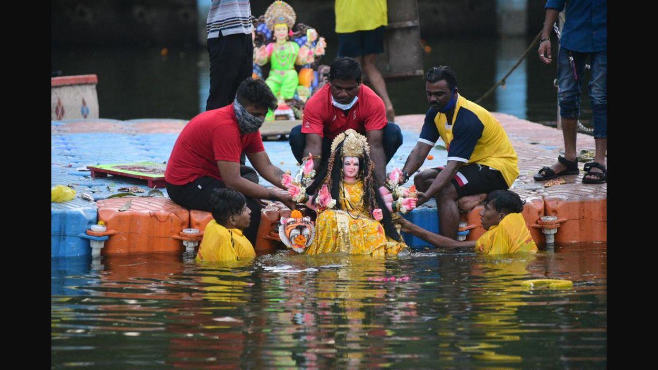 Devotees performing the ritual of Durga immersion at Shyam Nagar Talao in Jogeshwari, Mumbai. Pic/Ashish Rane