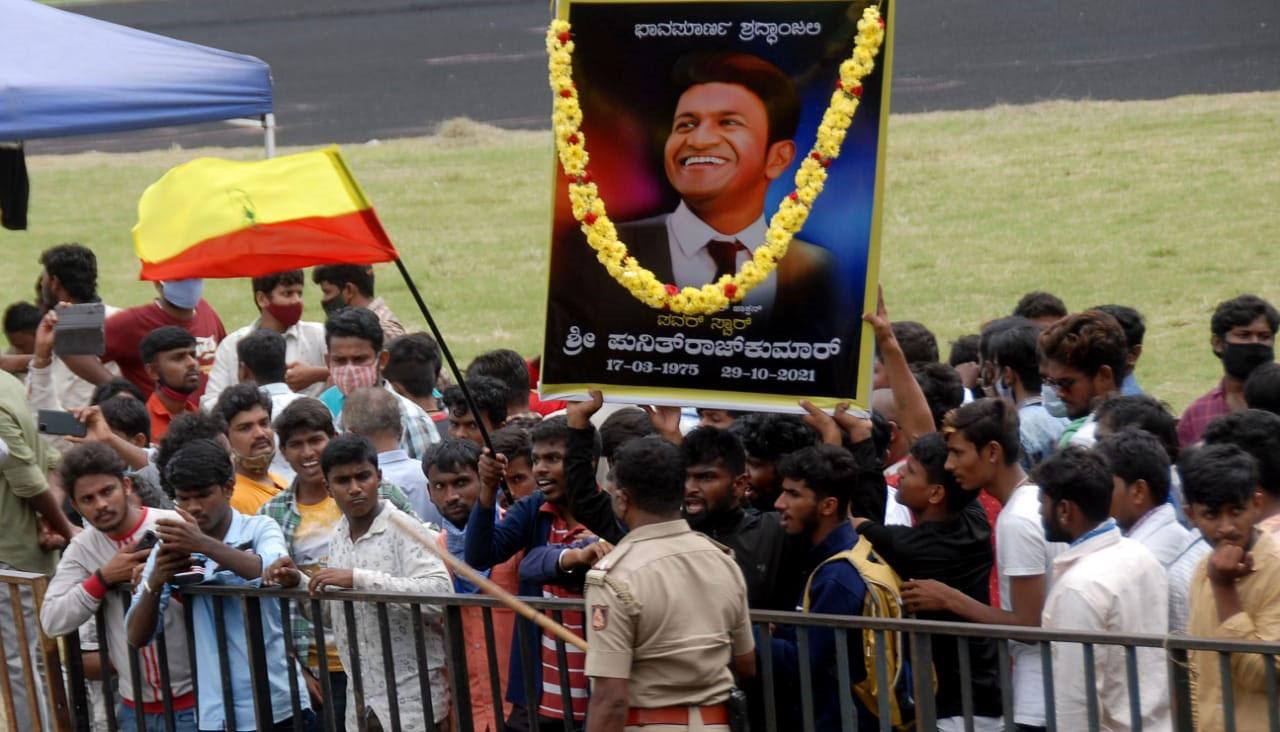 As the entry is limited to only family and close circle, giant screens are erected outside Kanteerava Stadium to enable his fans to witness the final moments before his body is being laid to rest.