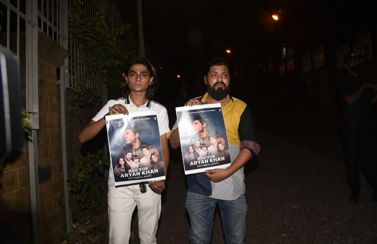 Two more fans were spotted outside the star’s residence with placards in their hands that read- Bail for Aryan Khan. Satyameva Jayate. 