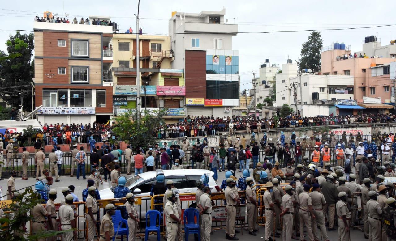Security forces and thousands of fans and well-wishers were also present at the last rites. The same happened when the news of his unfortunate demise broke and people gathered outside Vikram Hospital in Bengaluru in large numbers, shocked and numbed by the tragedy.