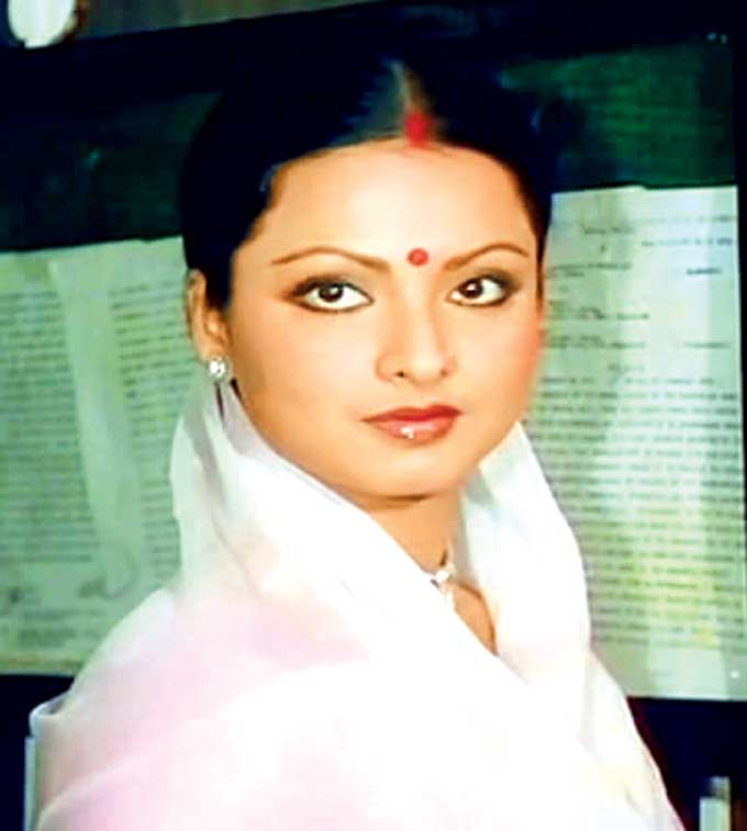 Rekha's Top 5 performances: Ghar (1978) - The newly married Aarti suffers a huge trauma when she is gang-raped. Scores like Aaj kal paaon, Tere bina gave her the winning edge.
