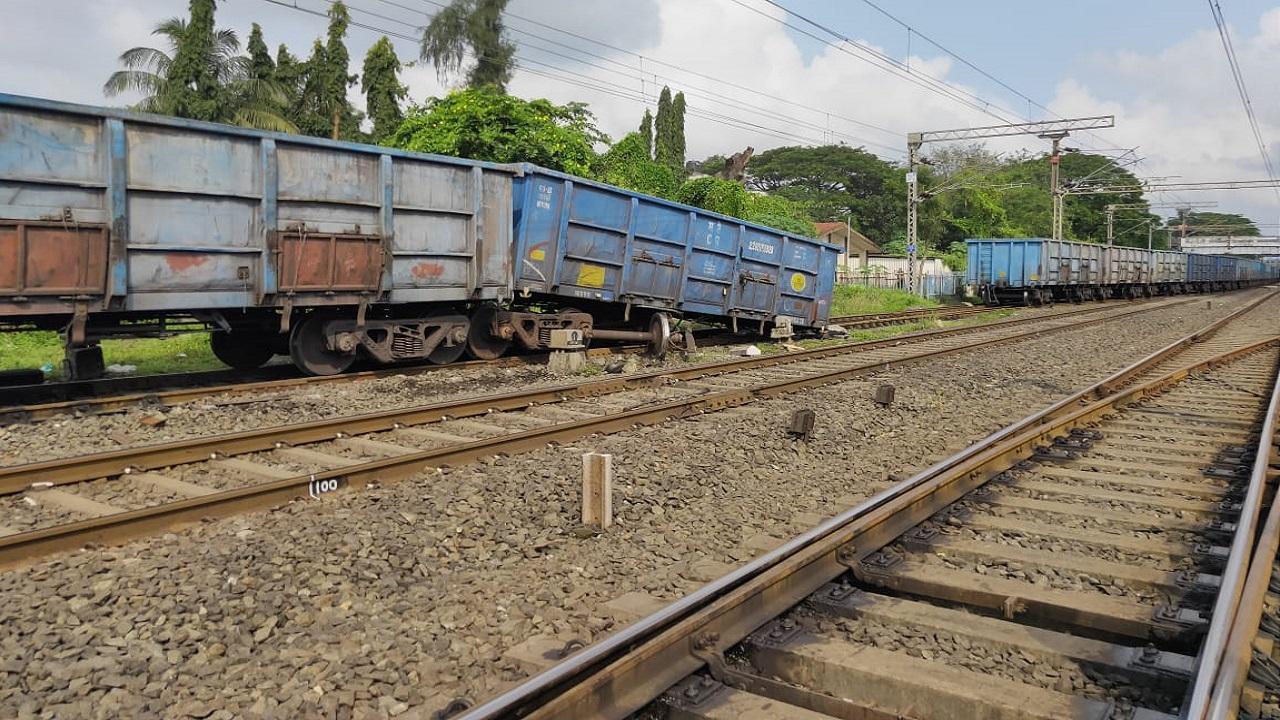 Goods train derails near Mumbai; main rail route unaffected