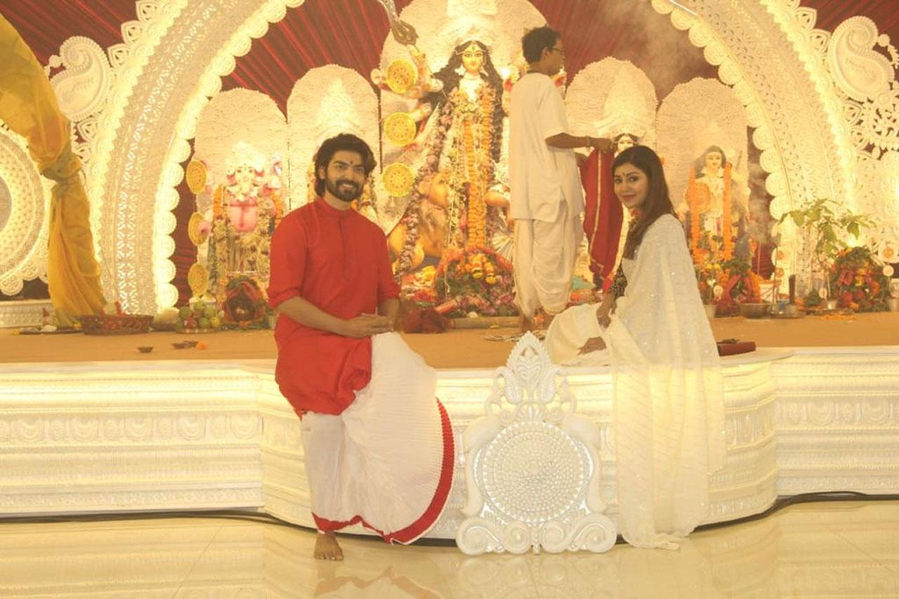 Couple Gurmeet Choudhary and Debina Bonnerjee also posed in traditional outfits against Goddess Durga's sculpture and looked simple yet stylish. 