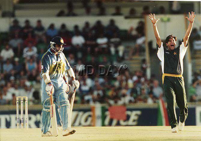 Wasim Akram appealing against Robin Singh during an ODI match