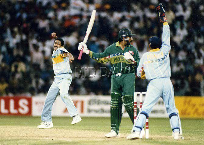 Anil Kumble celebrates wicket of Pakistan batsman Saleem Malik
