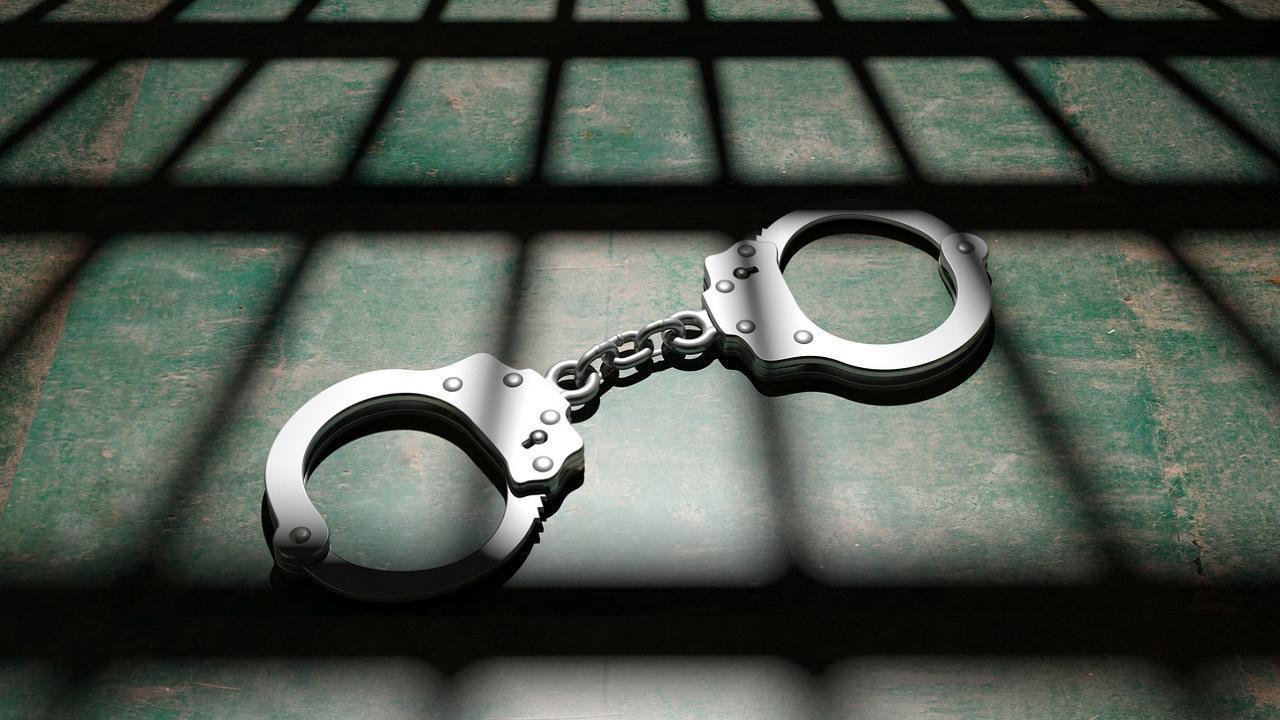 Thane: 2 members of notorious Irani gang held; stolen gold chains, mobiles seized