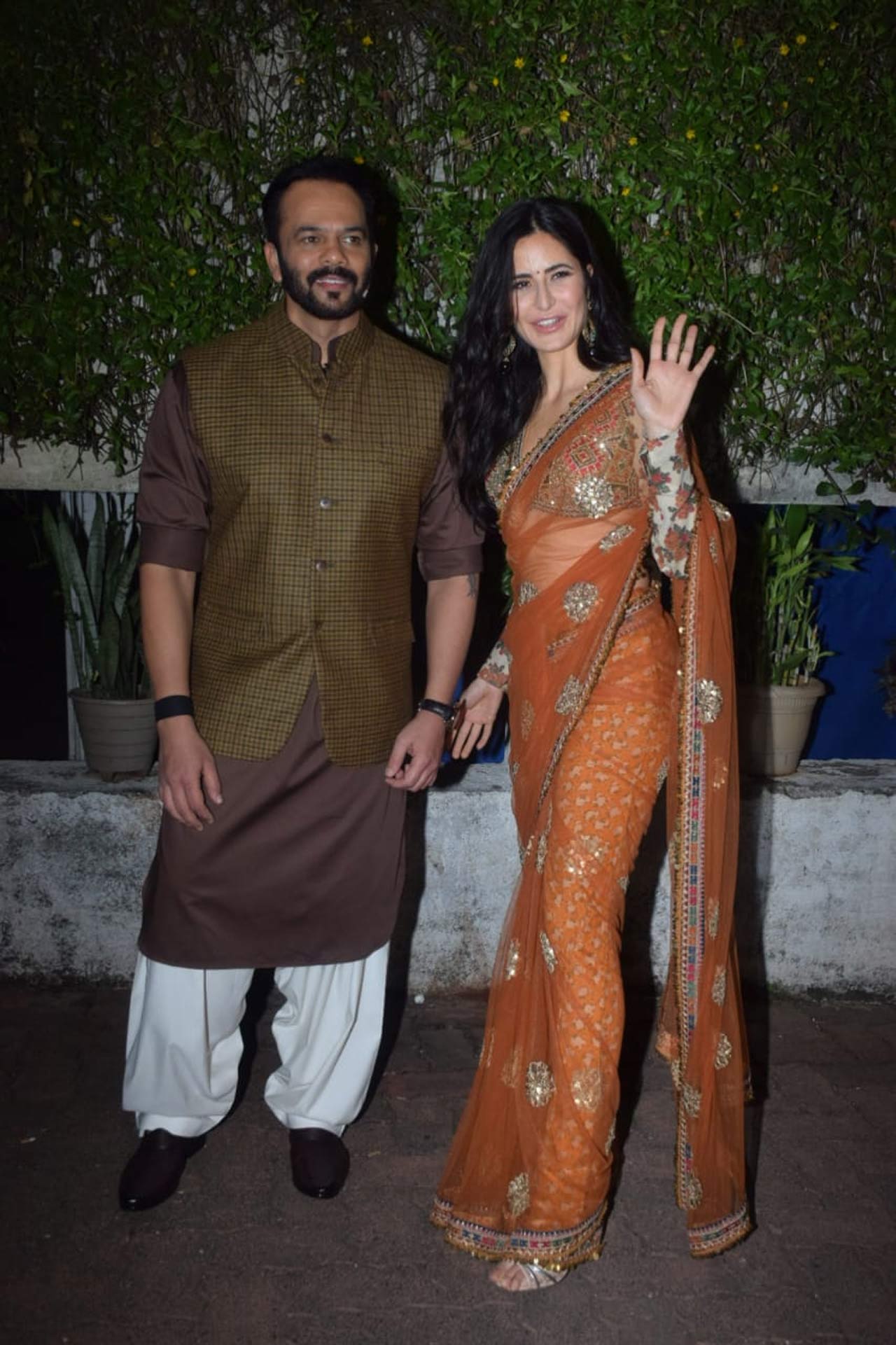 Katrina Kaif's net saree is giving us all the much-needed festive vibe. Her floral full-sleeved blouse, paired with the orange coloured saree seems like a perfect Diwali attire. What do you think? 