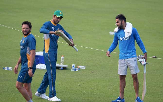 Mohammad Aamir, Shahid Afridi and Virat Kohli in a lighter mood during a training session at the 2016 World T20 (Pic/ AFP)