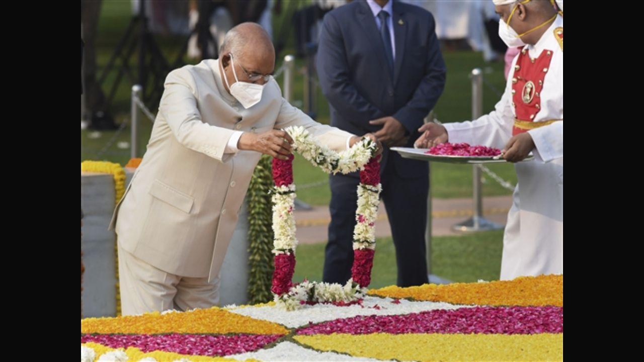 President Ram Nath Kovind pays homage to Mahatma Gandhi on the occasion of his birth anniversary. Pic/ PTI