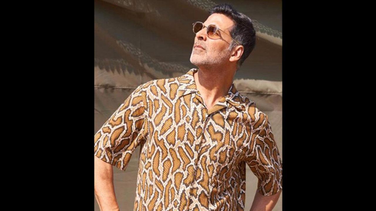 Akshay Kumar flaunts 'side wala swag' as he recreates his 'Phir Hera Pheri' pose; netizens react